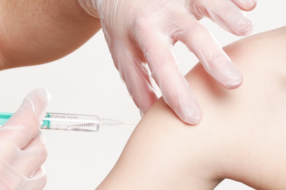 Vaccino per i cittadini con 80 anni e più, alle 11 quasi 28mila prenotazioni