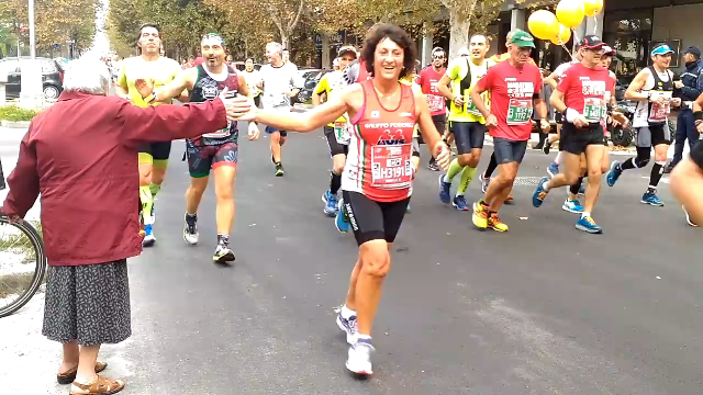 A Ravenna un premio per la nonnina che dava «il 5» durante la Maratona