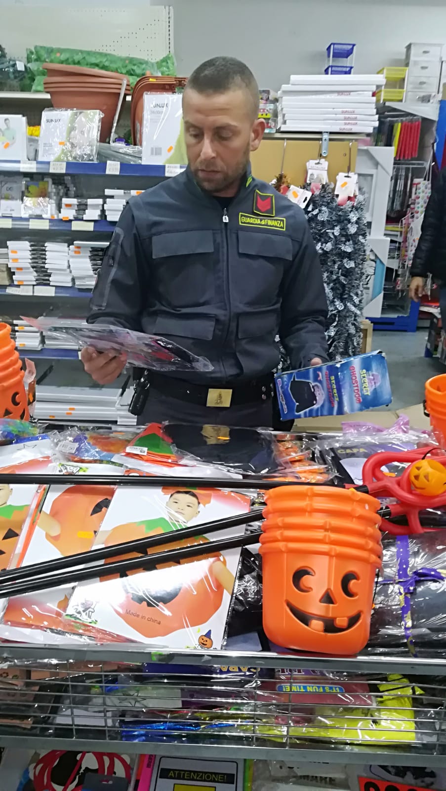 Halloween, la Gdf di Rimini sequestra 1.200 giocattoli non a norma