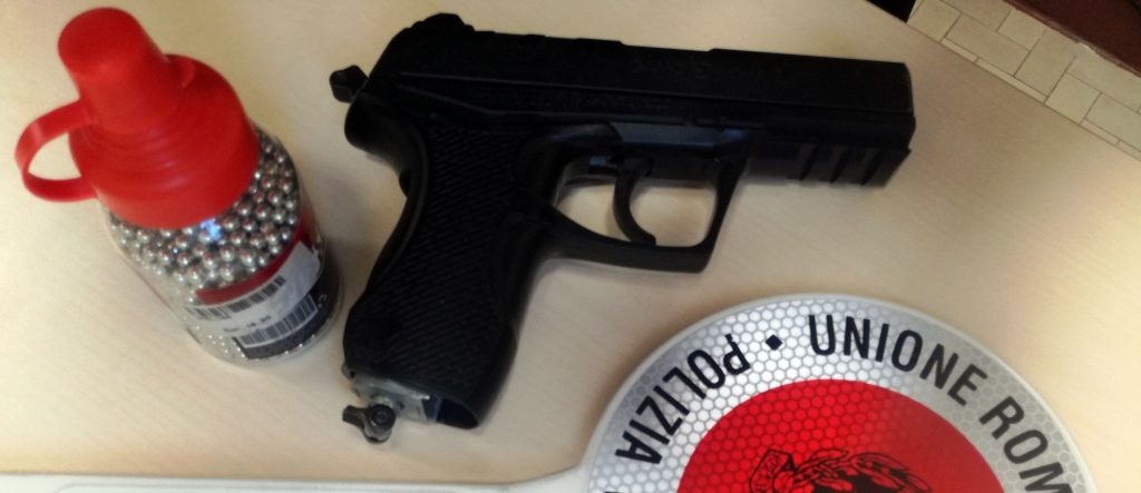 Faenza, minaccia i vigili con una pistola