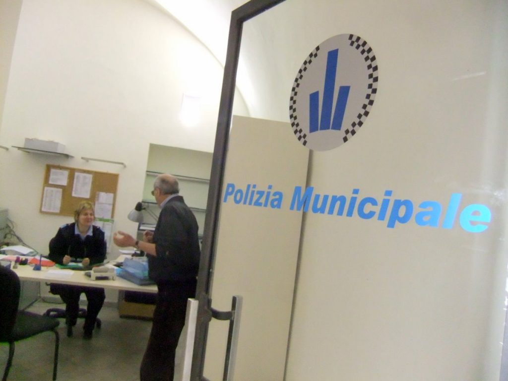 Faenza, salta il rosso e tenta di fuggire. Denunciata dalla Pm