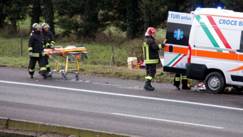 Solarolo, taxi sanitario si ribalta in autostrada