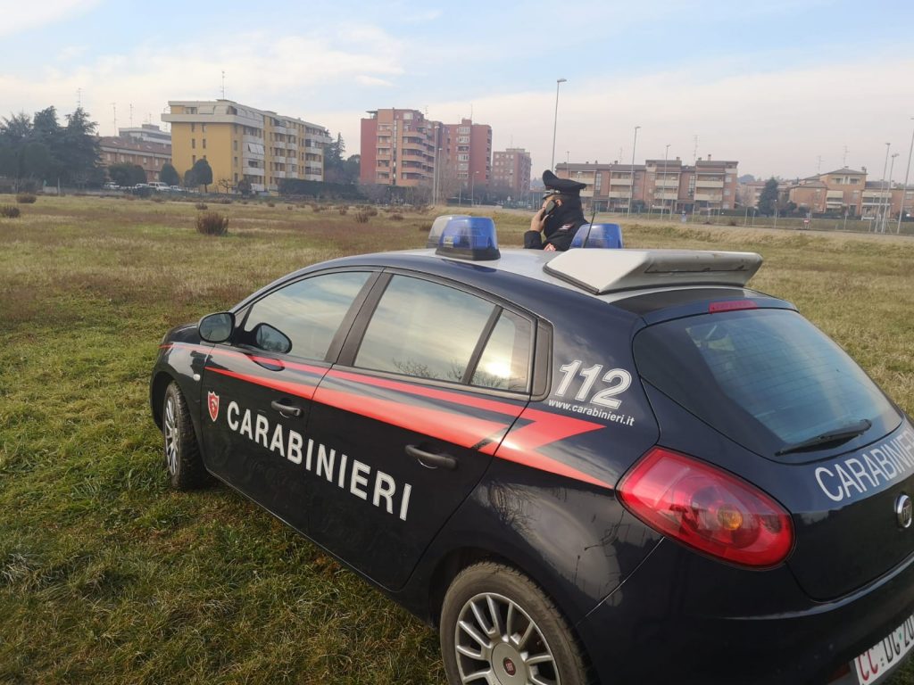 Imola: prende a pugni una donna che lo aveva rimproverato per i cani senza guinzaglio