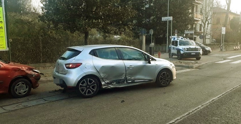 Lugo, urta un’auto e fugge. Denunciato 50enne