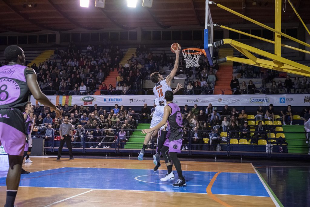 Basket, Cesena porta a casa la vittoria contro Crema