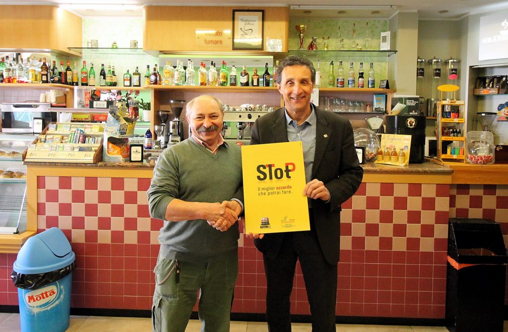 Contrasto al gioco d’azzardo, il sindaco di Massa Lombarda consegna i marchi “Slot freE-R” a quattro esercenti virtuosi