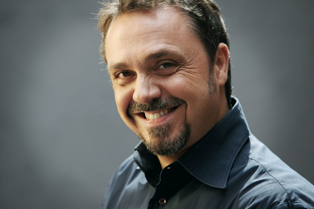 La vita social dei “mi piace” sul palco del Masini con Gabriele Cirilli