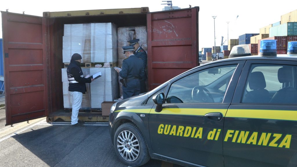 Prodotti per bambini non sicuri, la Gdf sequestra 700 cornici
