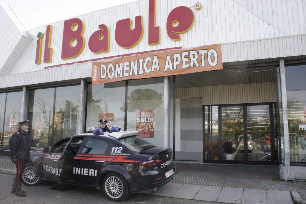 Faenza, Rubano vestiti al Baule e poi prendono a colpi di catena uno dei dipendenti del negozio. Arrestti dai carabinieri due marocchini con precedenti