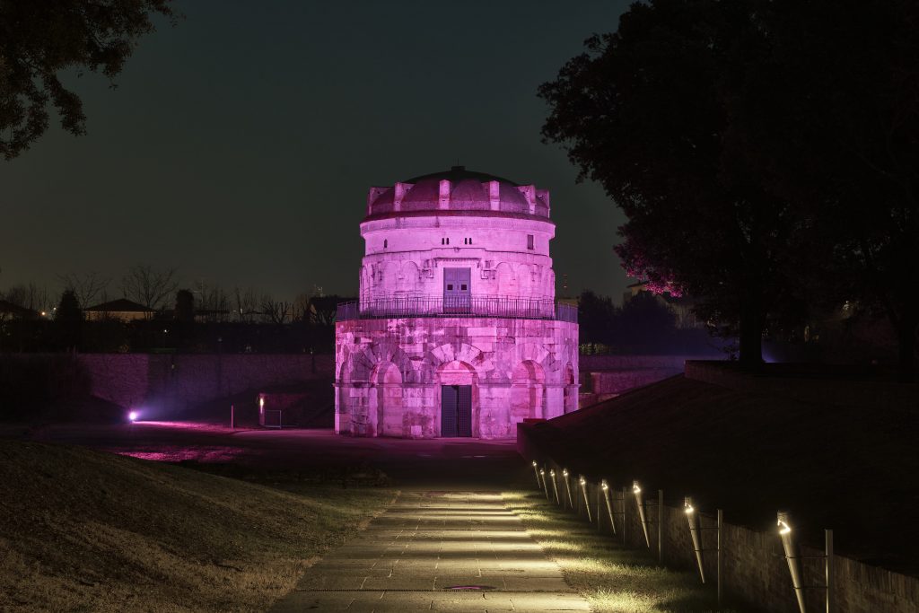 Giro d’Italia, il Mausoleo di Teodorico si tinge di rosa