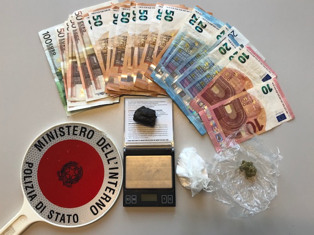 Droga nascosta nel condizionatore di casa, arrestati due giovani a Marina di Ravenna