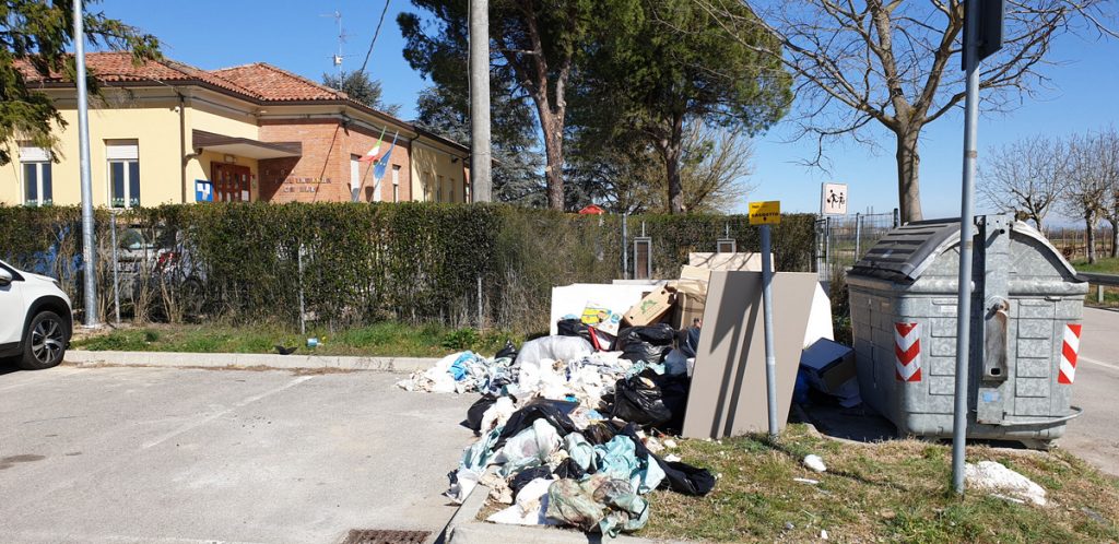 Tra i rifiuti spuntano feti di cani. Denunciata una clinica veterinaria del forlivese