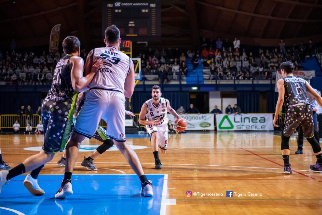 Basket, terza vittoria stagionale di Cesena nel derby con Faenza