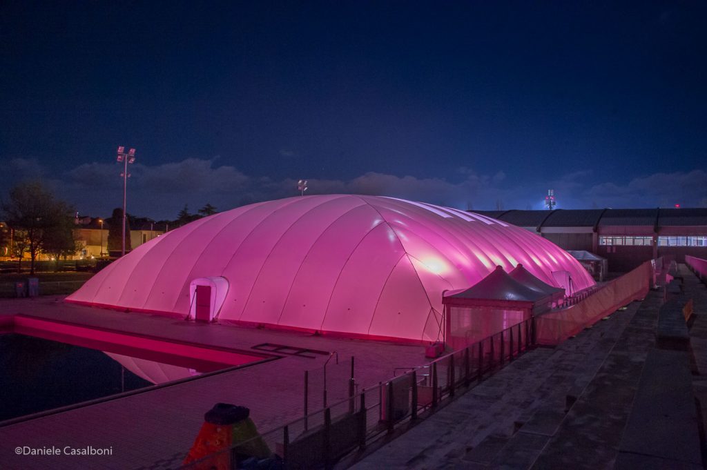 Riccione, piscina illuminata di rosa per il Giro d’Italia