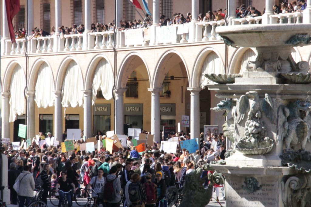 Faenza, in centinaia per il clima