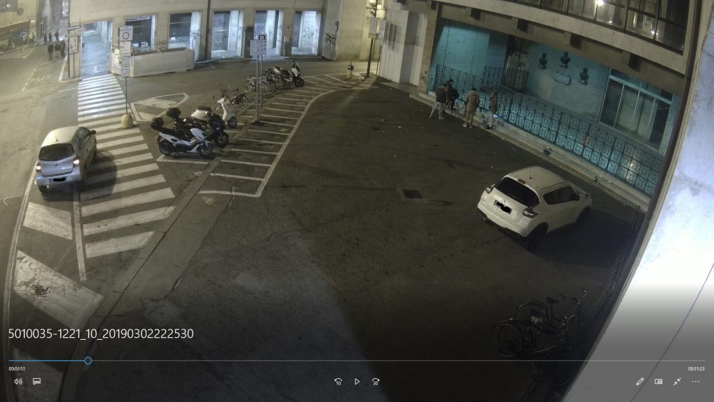 Ravenna, butta bottiglie di vetro e cartacce per terra, multato 18enne