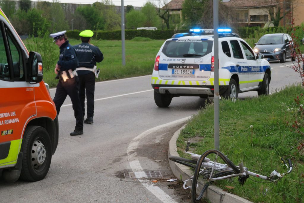 Faenza, travolto da furgone, ciclista al Bufalini