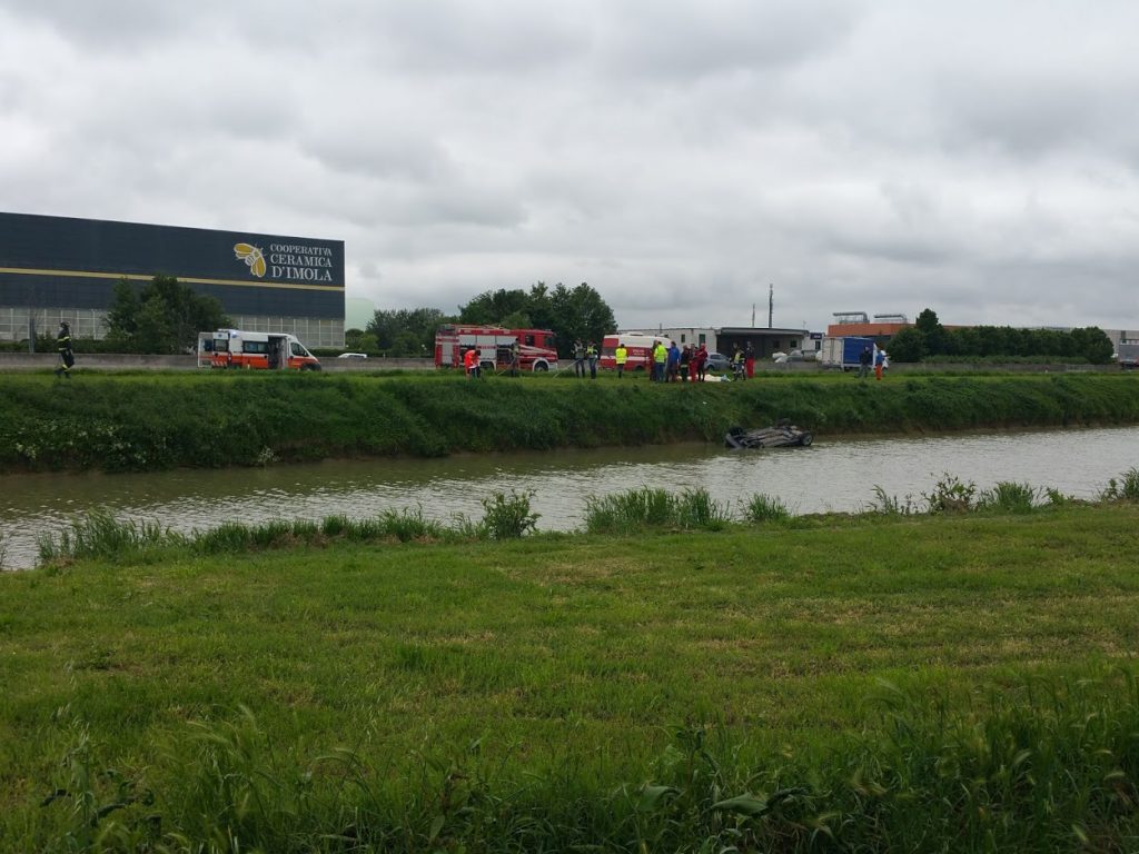 Faenza, auto fuoristrada finisce in un invaso d’acqua, due morti