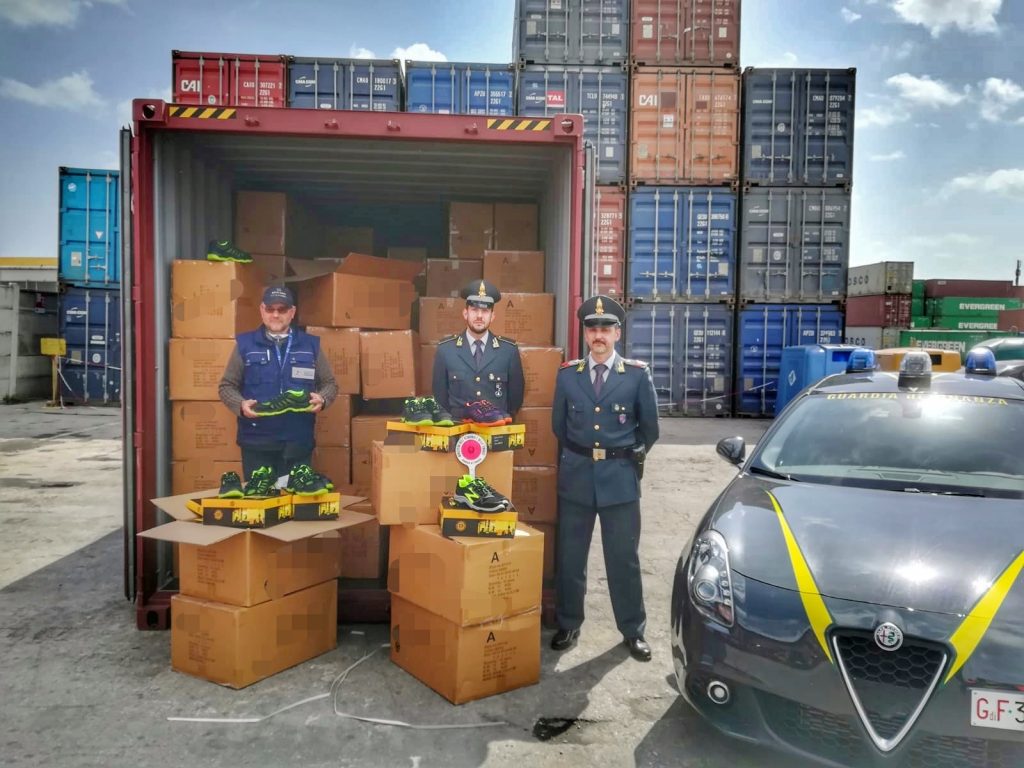 Gdf sequestra 11.200 scarpe antinfortunistiche non a norma nel porto di Ravenna