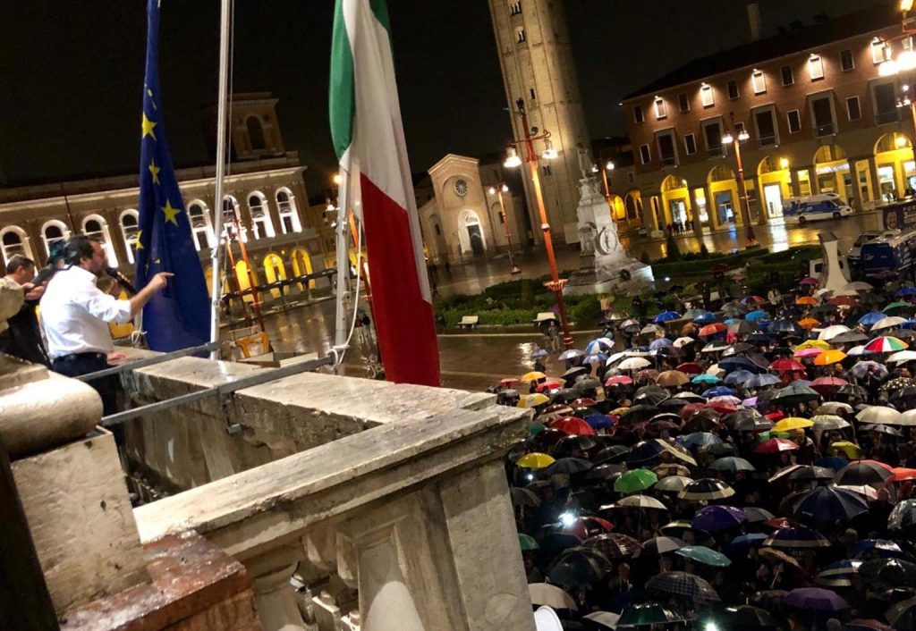 Forlì, polemiche per il comizio di Salvini dal balcone del Municipio