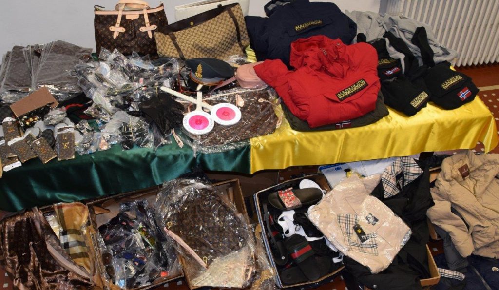 Faenza, la Guardia di Finanza sequestra oltre 800 capi di abbigliamento e accessori ‘tarocchi’