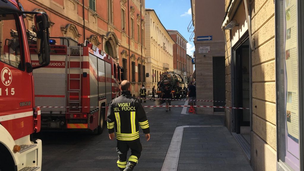 Faenza, cisterna urta fittone e perde decine di litri di gasolio in pieno centro