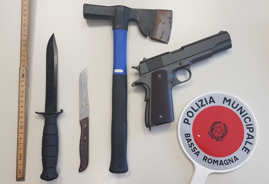 Bassa Romagna, aveva in auto ascia, coltello, pugnale e pistola a pallini: fermato un uomo