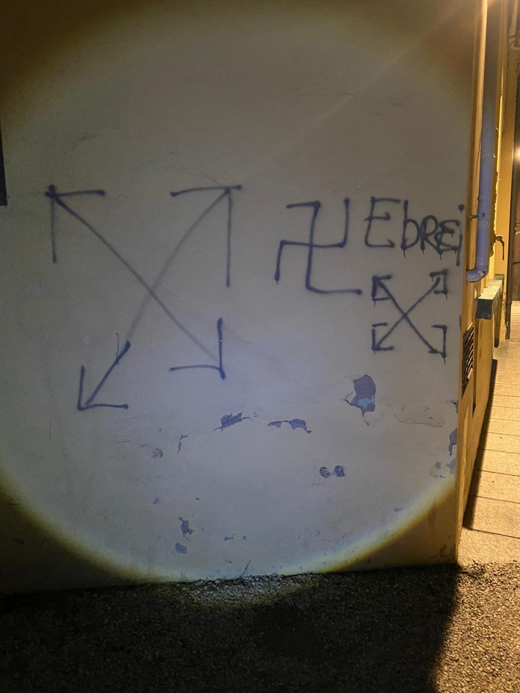 Cinque 13enni imbrattano il muro con una svastica