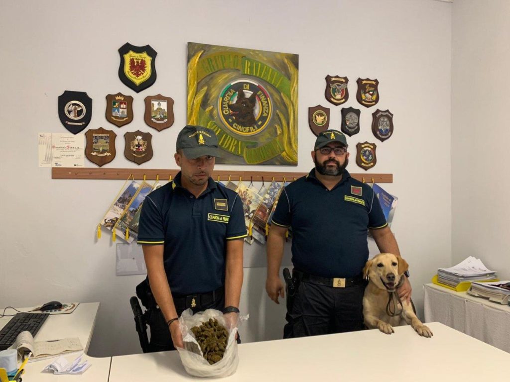 Il cane antidroga “Bac” segnala un pusher appena sceso dal treno