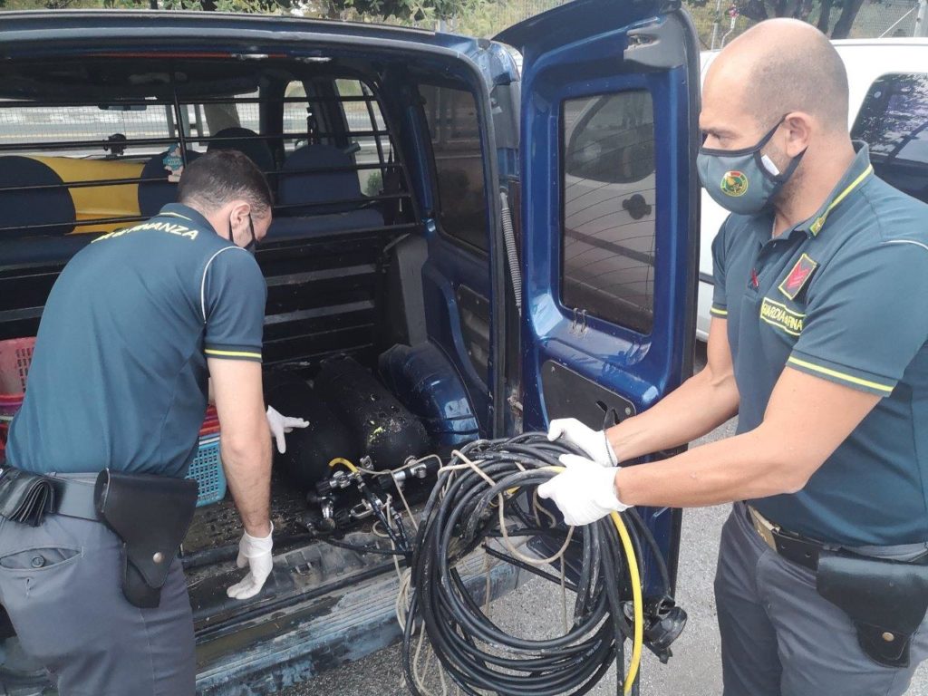 Sorpresi al porto intenti a pescare vongole, denunciate tre persone