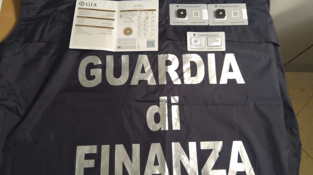 Truffe e riciclaggio, Gdf sequestra beni per 120mila euro
