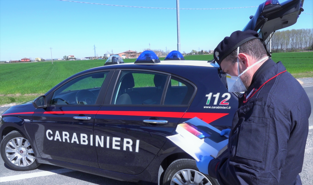 I Carabinieri consegnano dei tablet ai ragazzini per permettere la didattica a distanza