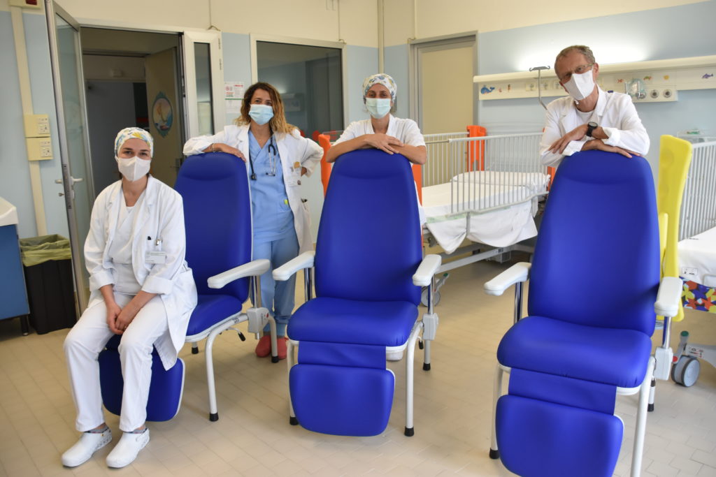 L’associazione “Amici di Padre Querzani” dona venti poltrone-letto alla Pediatria di Forlì