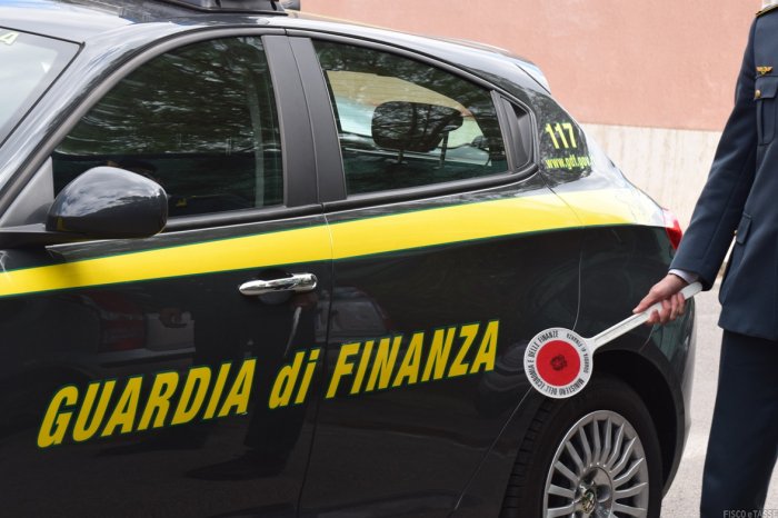 Non si ferma all’alt, arrestato pregiudicato irregolare sul territorio italiano