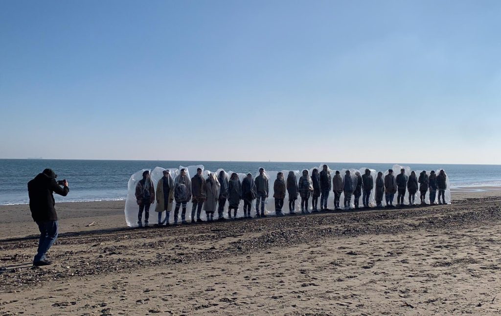 Uomini e donne insacchettati sulla spiaggia di Marina di Ravenna, unica soluzione contro il Covid?