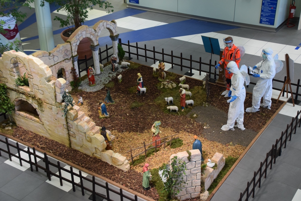 Infermieri e medici “angeli” nel presepe allestito all’ospedale di Forlì