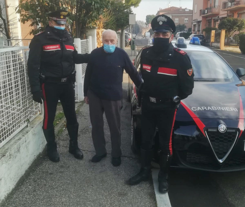 Ruba auto ad anziano e prova a scappare dai Carabinieri