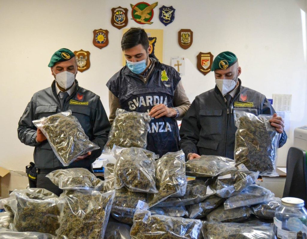 Gdf Ravenna sequestra oltre 22 kg di marijuana appena consegnati da un corriere espresso