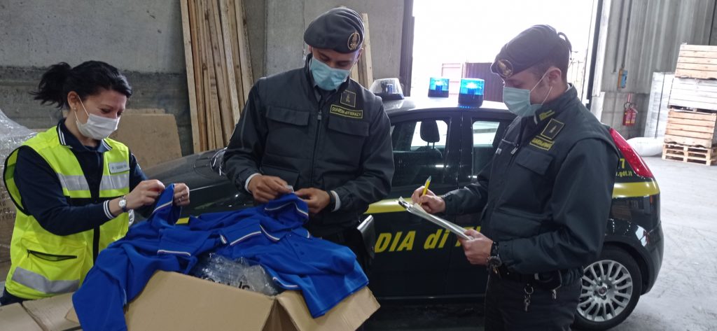 Ravenna: sequestrato un container con magliette etichettate con indicazioni di origine e provenienza ingannevoli