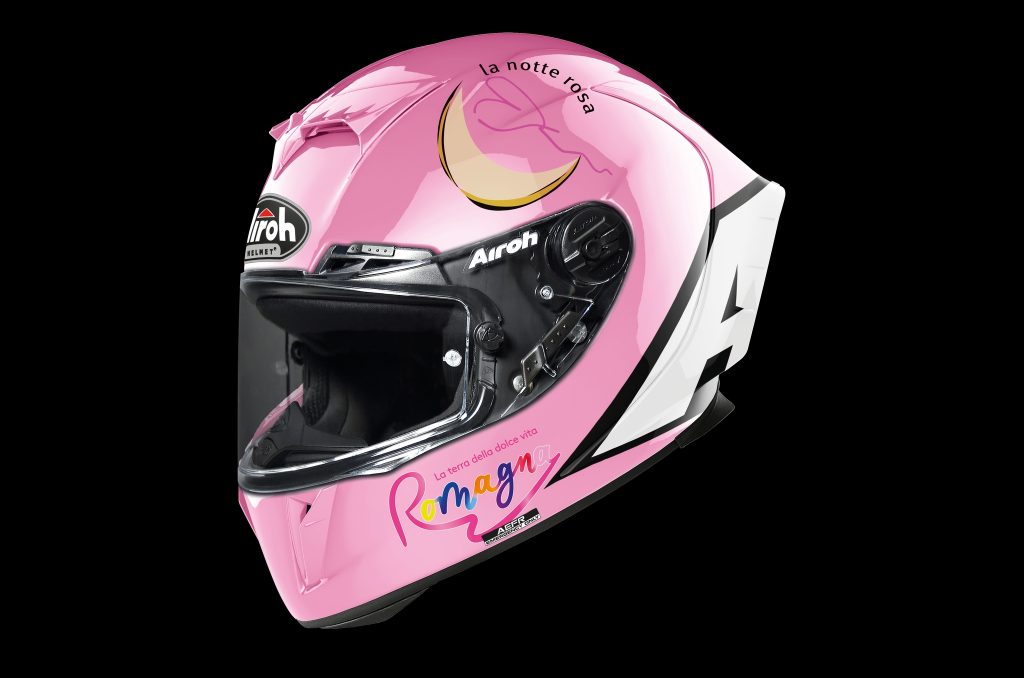 Misano, Maria Herrera con casco rosa in occasione della Notte Rosa romagnola