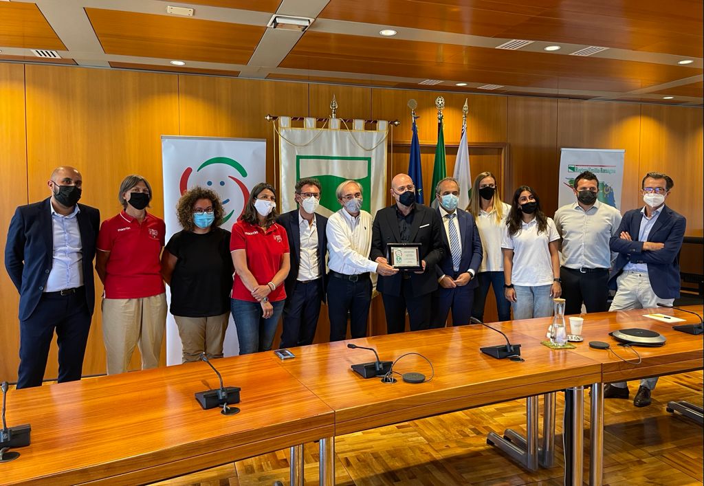 Il presidente Bonaccini premia le atlete e lo staff del Faenza Basket Project, promosso in A1