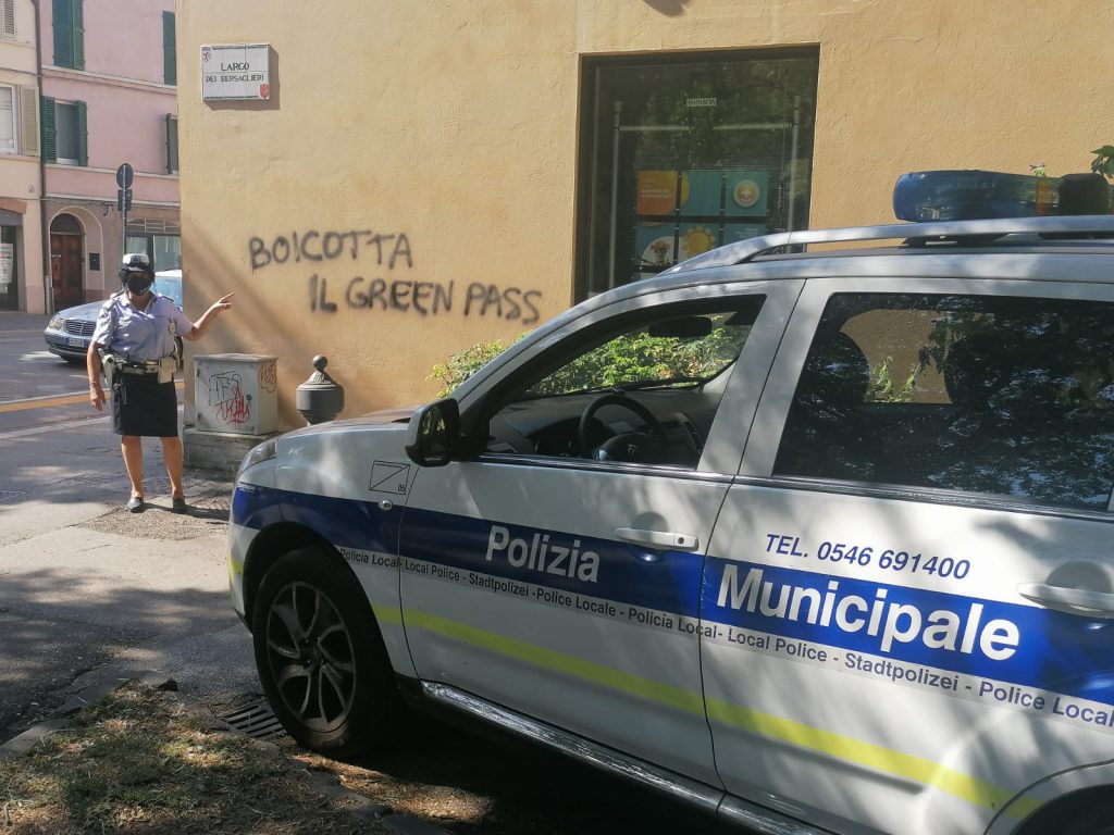 ‘Boicotta il green pass’ sui muri di Faenza, la polizia locale individua e denuncia l’estensore delle scritte