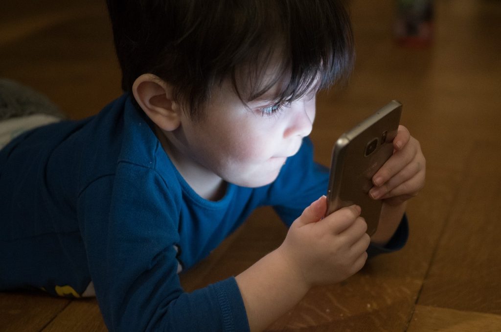 Minori, subito il parental control di default su tutti i device in vendita