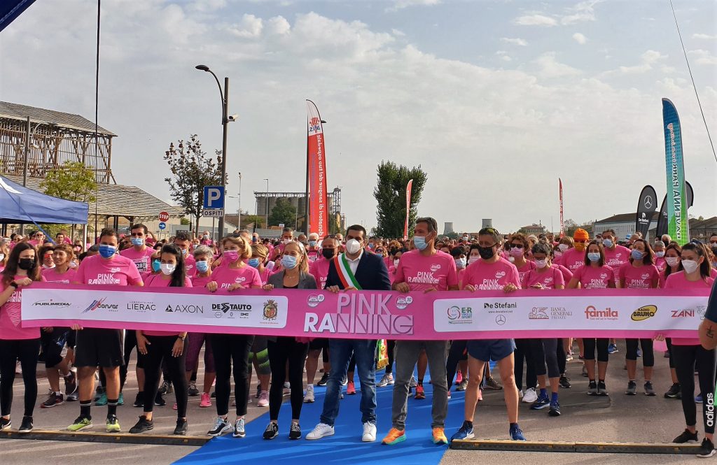 PINK RANNING, UN LUNGO FIUME ROSA DI OLTRE DUEMILA PERSONE PER DIRE “NO” ALLA VIOLENZA SULLE DONNE