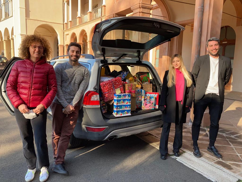 FAENZA: OLTRE 180 REGALI CONSEGNATI ALLA CASETTA DI BABBO NATALE PER LE FAMIGLIE IN DIFFICOLTÀ