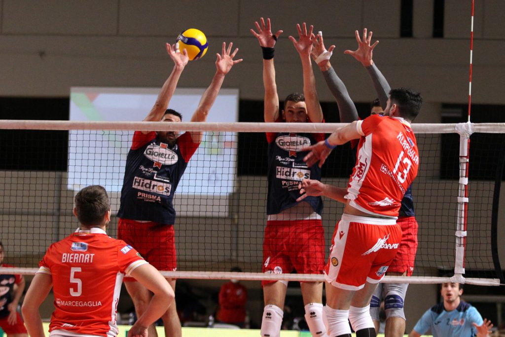 Volley Superlega: La partenza ad handicap costa cara alla Consar Rcm, piegata 3-0 a Taranto