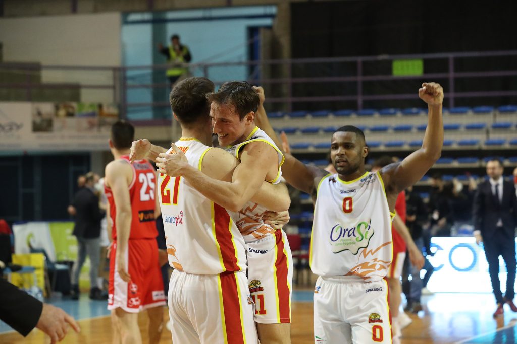 BASKET A2: IL DERBY E’ GIALLOROSSO, FORLI’ BATTUTA 61 A 58