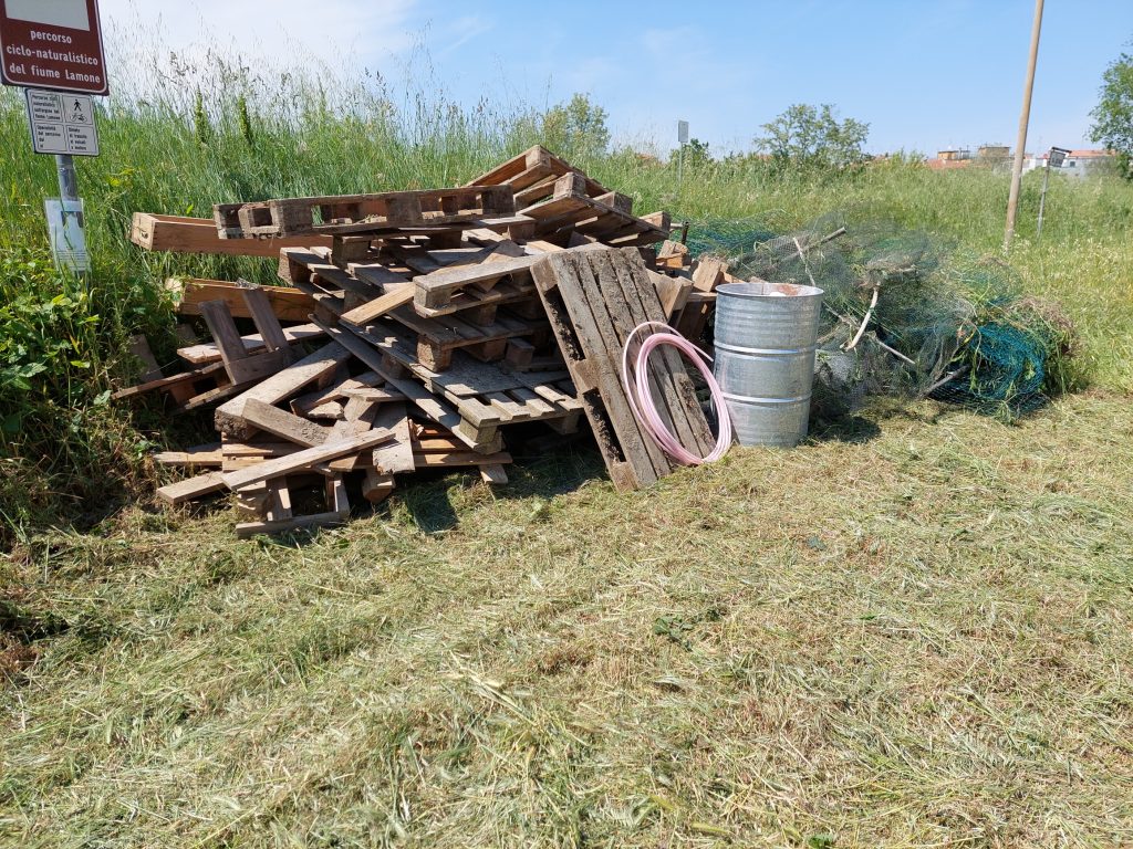 FIUME LAMONE: DEMOLITE COSTRUZIONI ABUSIVE E RIMOSSI MATERIALI INCUSTODITI A FAENZA, NEI PRESSI DEL “PONTE DELLE GRAZIE”