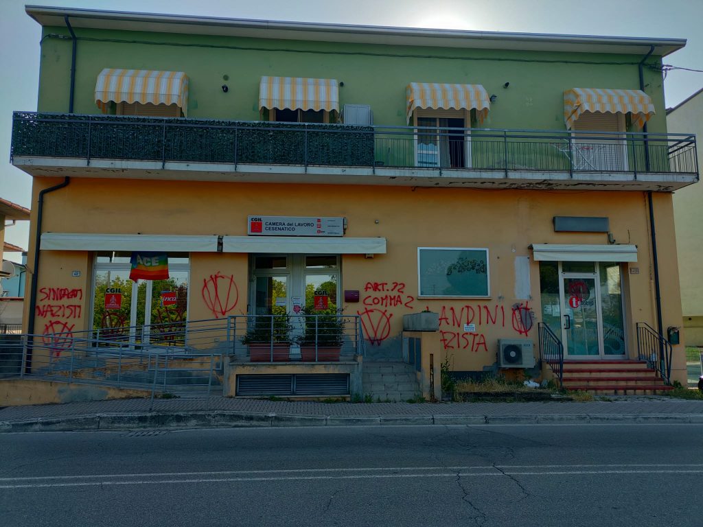 SCRITTE INGIURIOSE CONTRO LA CGIL: IMBRATTATA LA SEDE DI CESENATICO