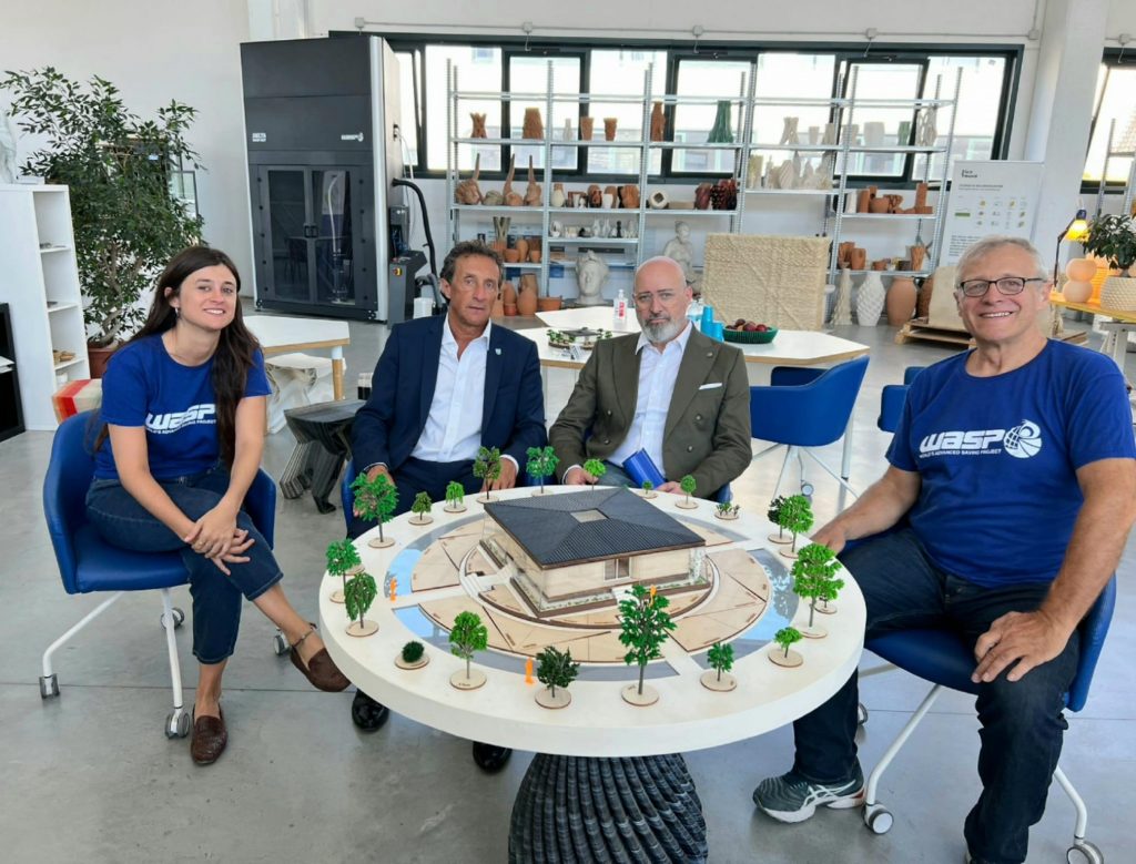 MASSA LOMBARDA: BONACCINI ALLA WASP PER UN PROGETTO DI CASE INNOVATIVO – VIDEO